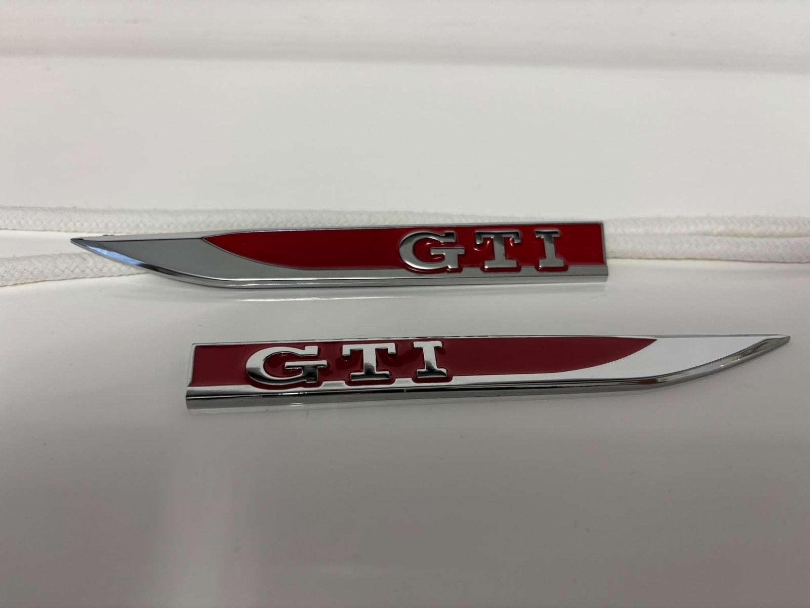 Gti-logo embleem rood met chroom zijvleugel golf 5/6/7, Ophalen