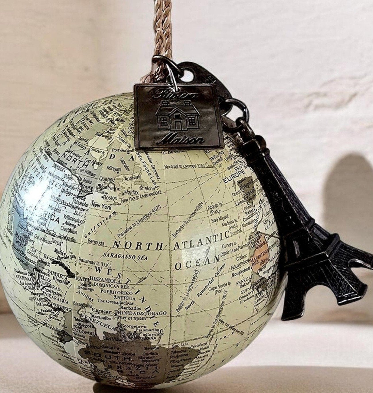 Rivièra maison eiffeltoren & Rivièra maison globe, Huis en Inrichting, Woonaccessoires | Wereldbollen, Ophalen of Verzenden, Zo goed als nieuw