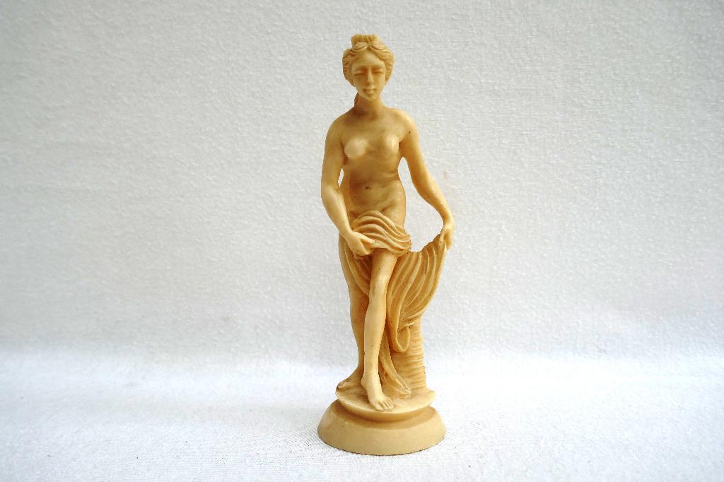 klassiek - vrouwfiguur - albast/kunsthars, Verzamelen, Beelden en Beeldjes, Ophalen, Zo goed als nieuw, Mens