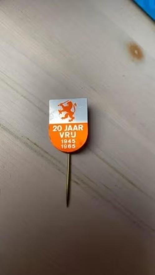 Speld bevrijding 20 jaar 1945 - 1965, Verzamelen, Speldjes, Pins en Buttons, Ophalen of Verzenden, Gebruikt, Overige onderwerpen