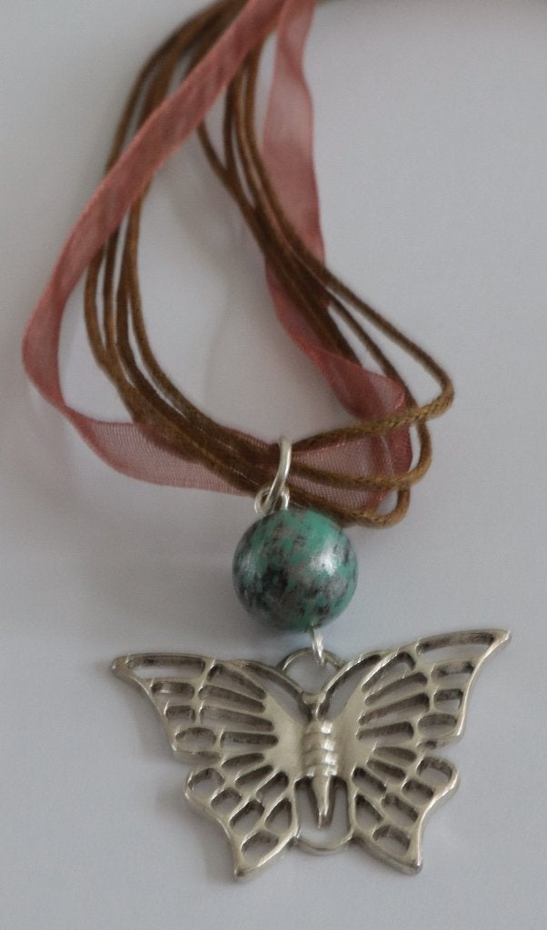 Bruine organza ketting met een vlinder, Bruin, Nieuw, Ophalen of Verzenden, Overige materialen