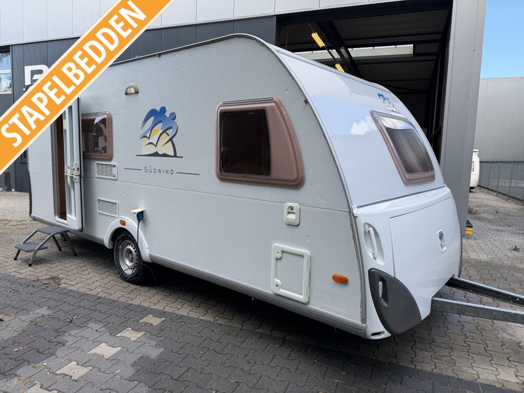 Knaus Sudwind 500 FSK STAPELBEDDEN -VOORTENT - 6 PERSOONS, Caravans en Kamperen, Caravans, Rondzit, Bedrijf, Overige typen, 5 tot 6 meter