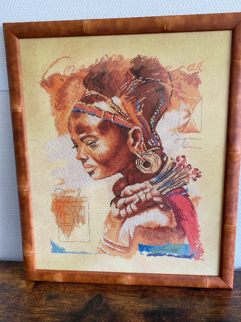 Geborduurd schilderij Afrikaanse vrouw, ingelijst, Huis en Inrichting, 50 – 75, Minder dan 50 cm, Oorspronkelijke maker, Ophalen of Verzenden