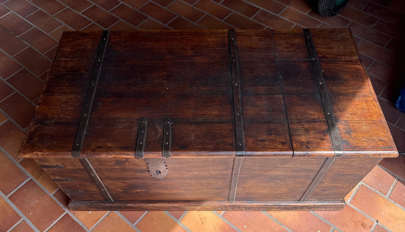 Teakhouten kist salontafel met ijzeren beslag, Ophalen, Gebruikt, Teakhout, 50 tot 100 cm