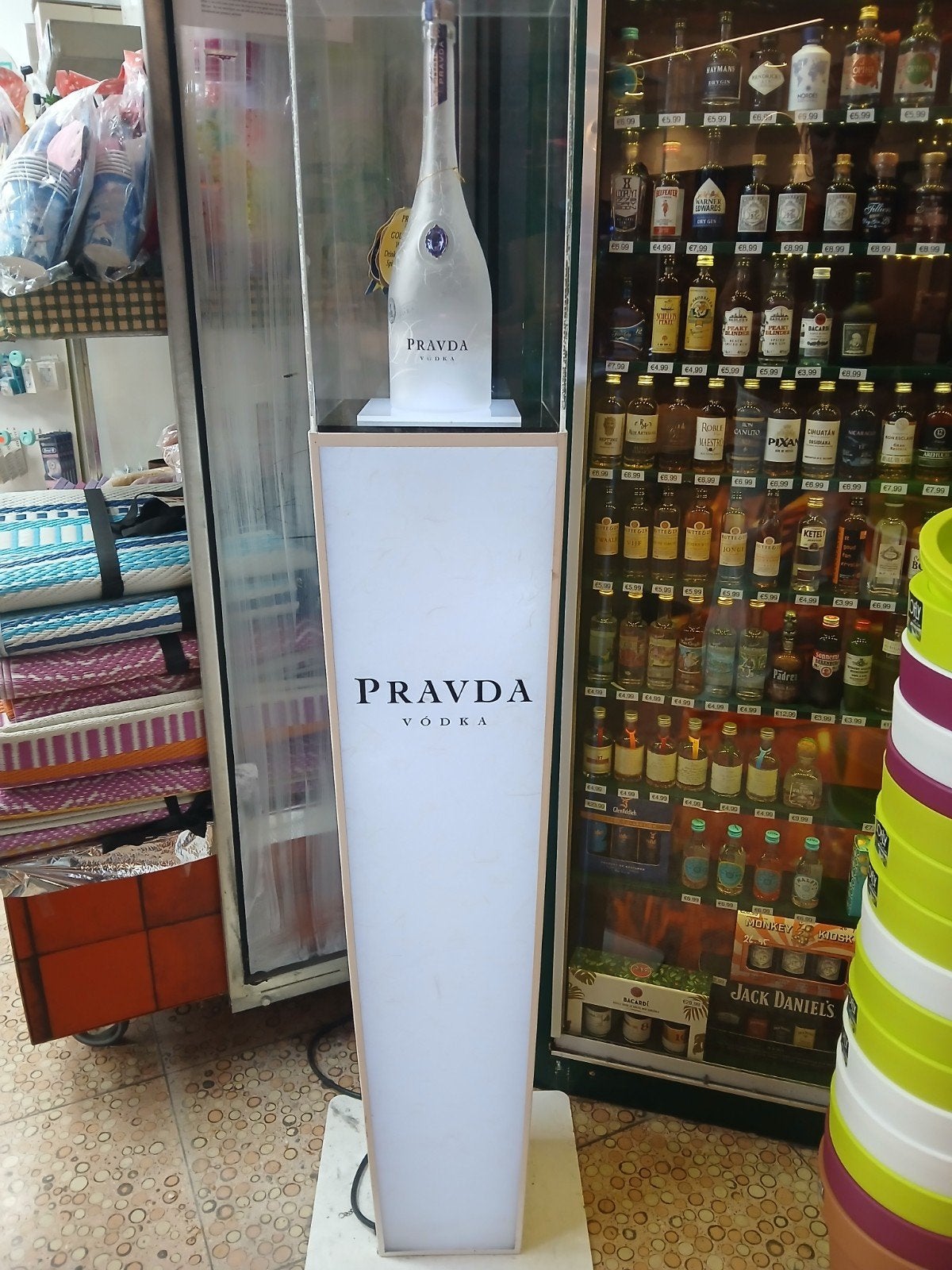 Pravda Vodka Display met Verlichting - Uniek Decorstuk, Gebruikt, Kunststof, Ophalen of Verzenden, Modern