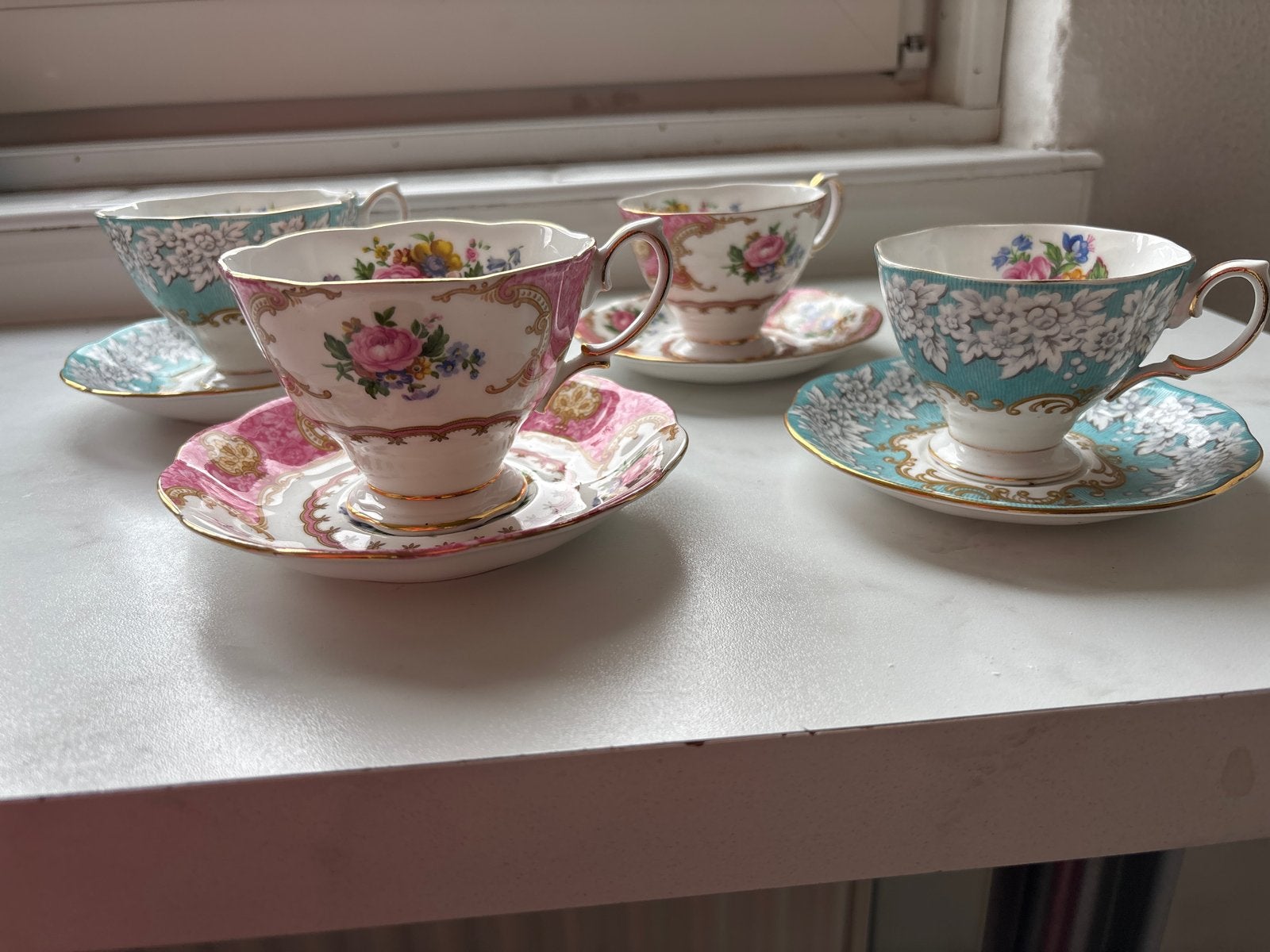 Royal Albert theekopjes en schotels - Lady Carlyle & Enchant, Antiek en Kunst, Antiek | Servies los, Ophalen