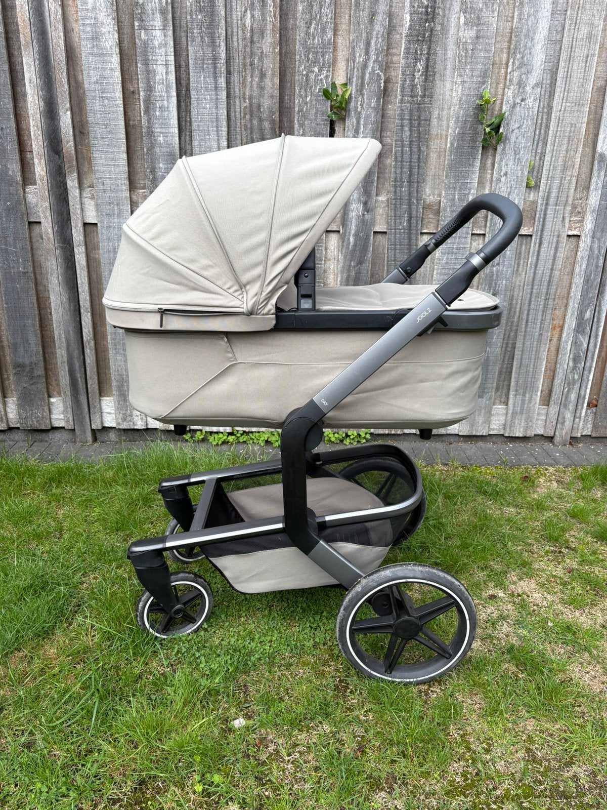 Joolz Day5 - Sage Green inclusief adaptors en voetenzak, Zo goed als nieuw, Met reiswieg, Ophalen, Kinderwagen