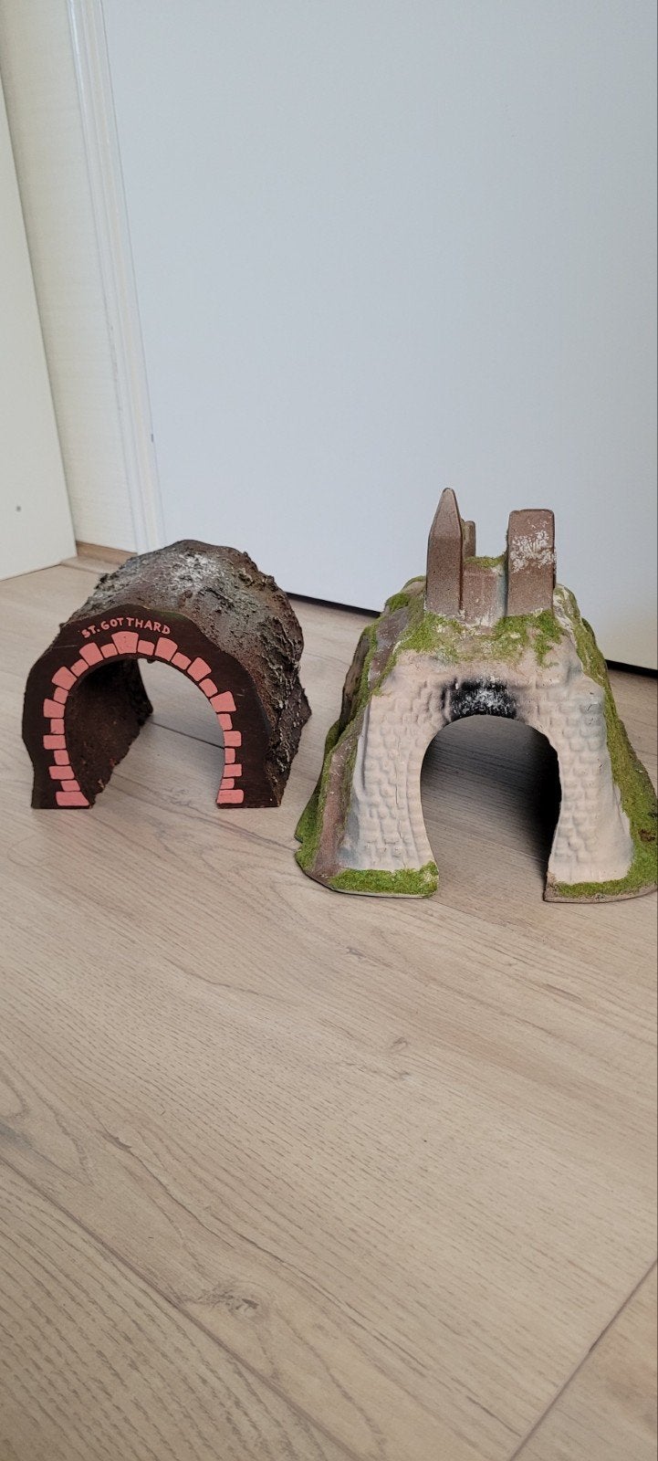 2x Spoortunnel voor modelspoorbaan - St. Gotthard & Kasteel, Hobby en Vrije tijd, Overige merken, Gebruikt, Gelijkstroom of Wisselstroom