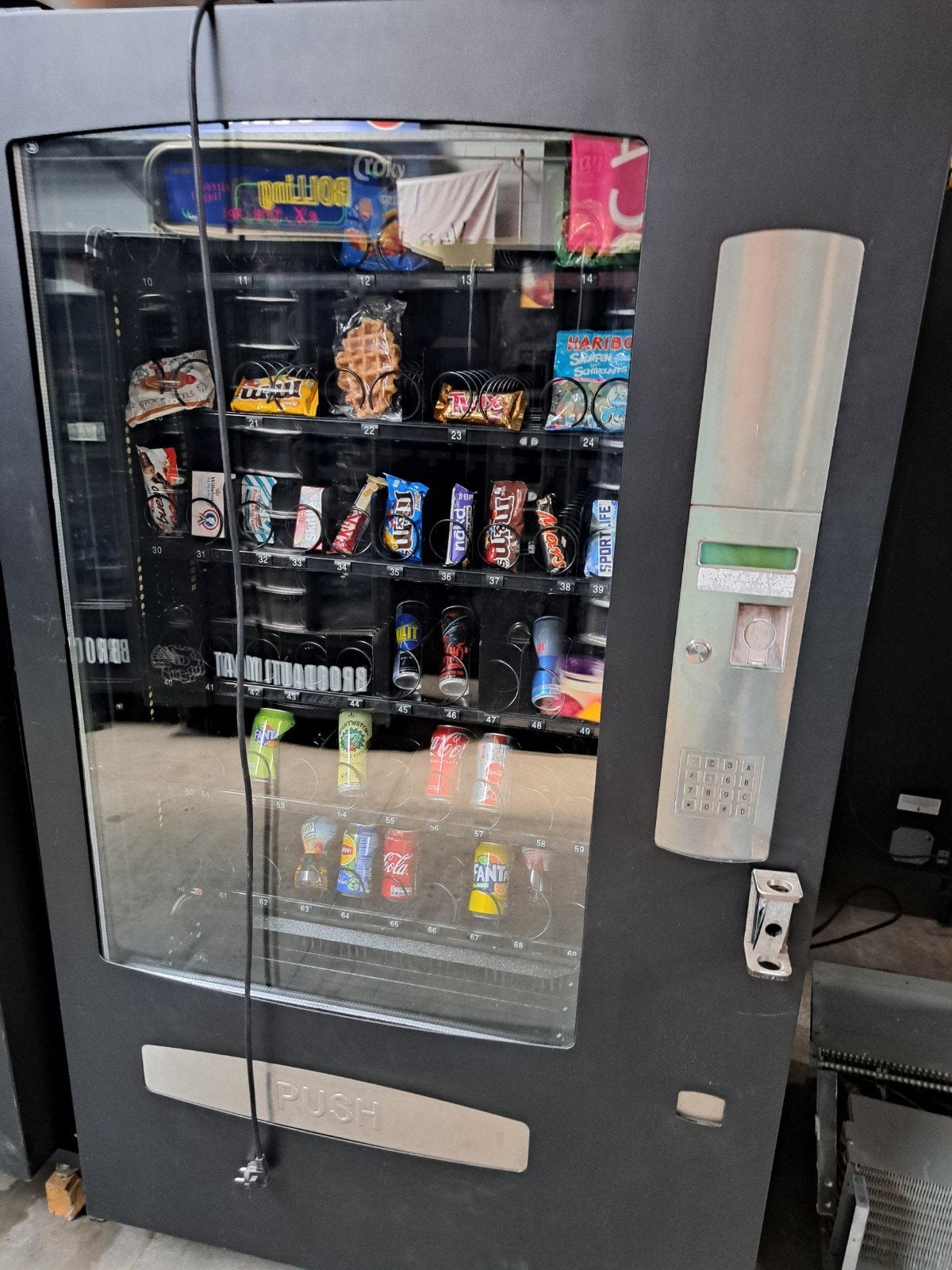 fris / snack automaat gekoeld met voorraad ruimte, Ophalen