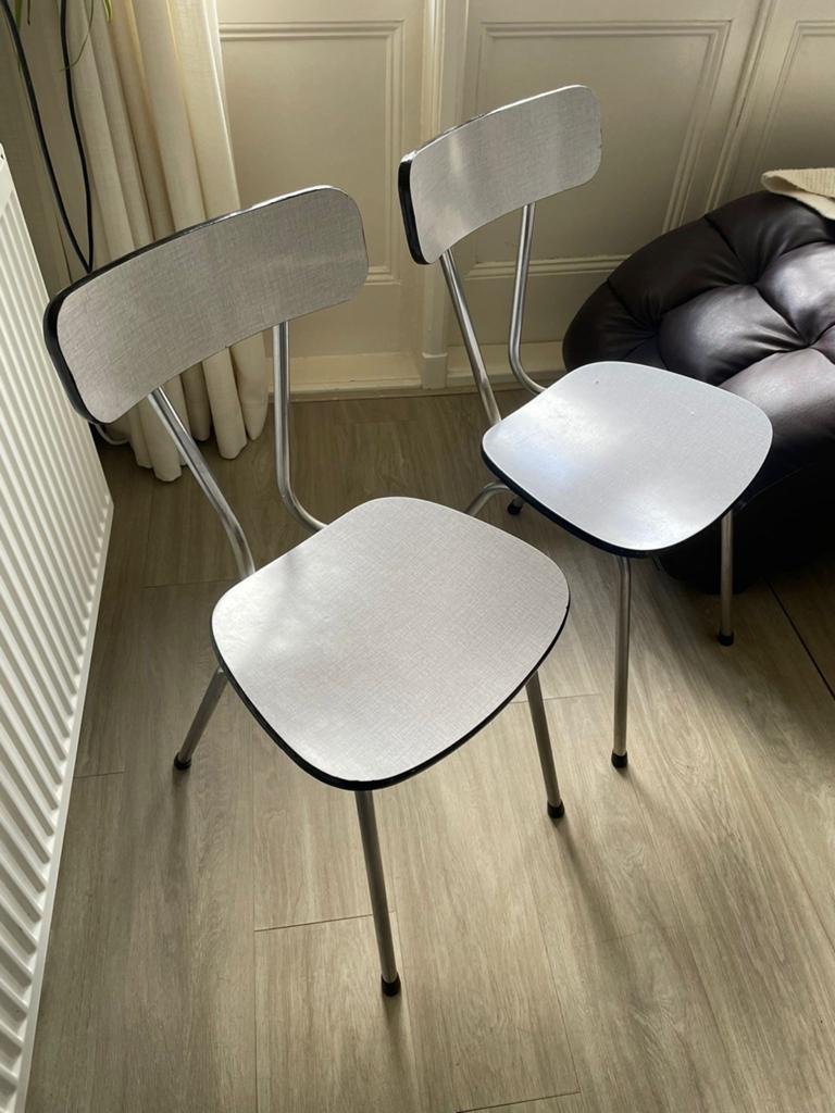 Set van 2 vintage stoelen - grijs/wit met metaal, Huis en Inrichting, Stoelen, Twee, Ophalen of Verzenden, Zo goed als nieuw, Metaal