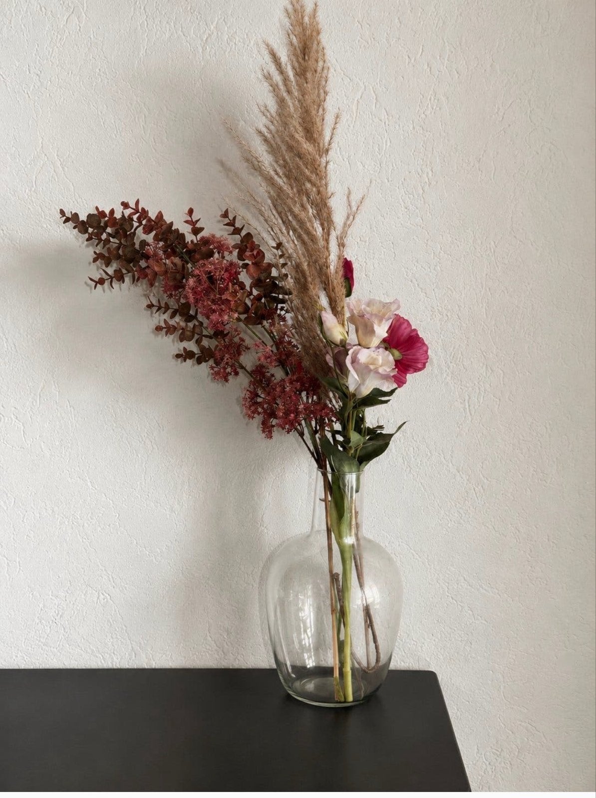 Glazen vaas met kunstbloemen en pampasgras, Transparant, Inclusief decoratie, Ophalen of Verzenden, Glas