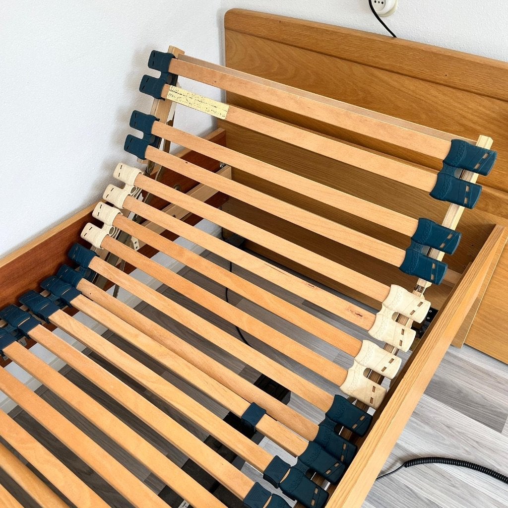 2 Senioren bedden (met electrisch verstelbare lattenbodem), Ophalen, 90 cm, Bruin, Tweepersoons