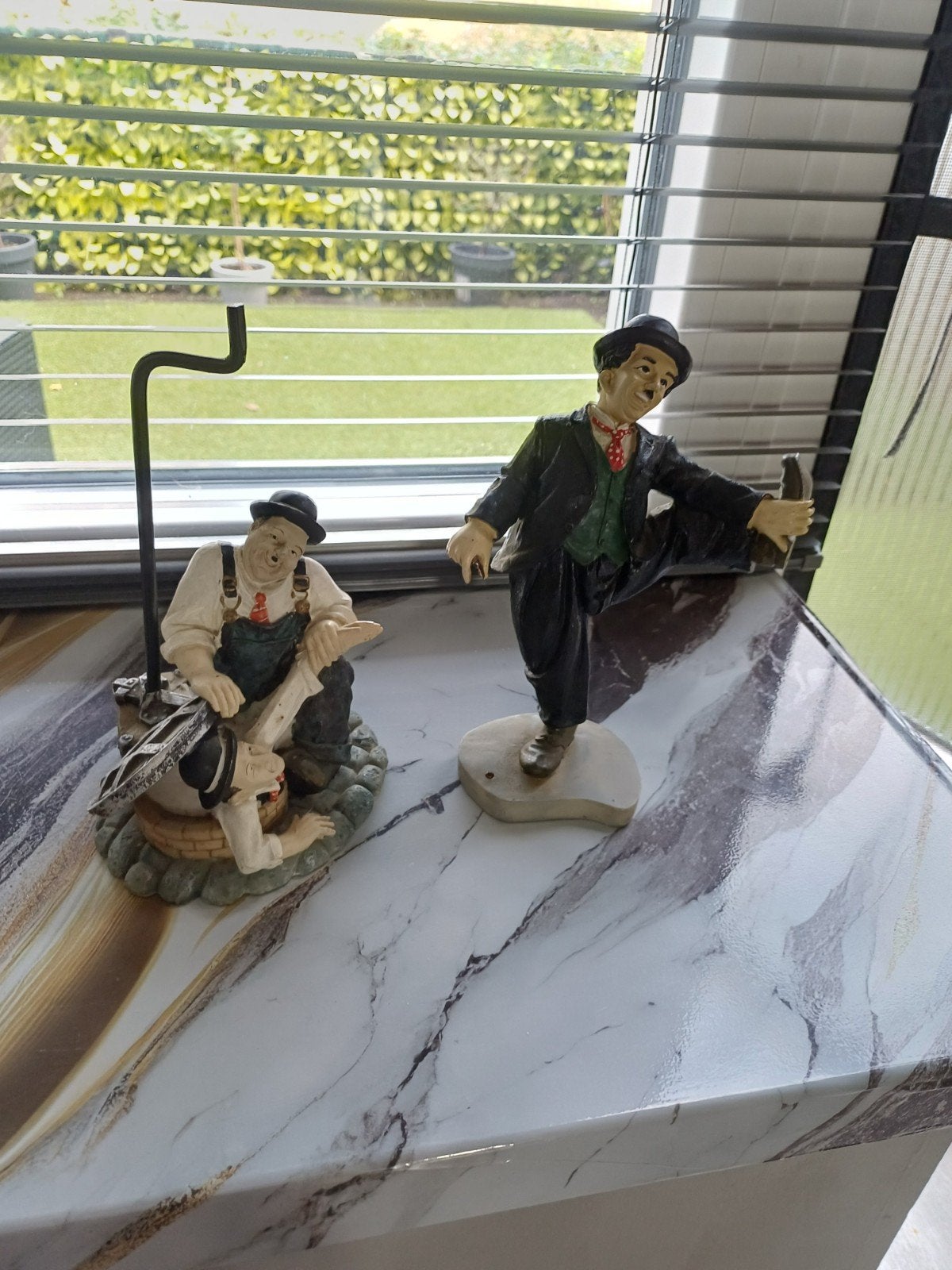 Set van 2 beelden: Charlie Chaplin en werkman, Ophalen of Verzenden, Gebruikt