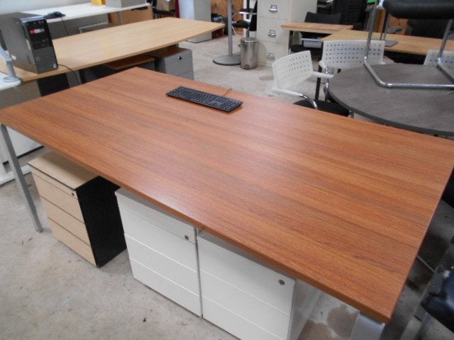 Bureau tafel 200 x 100 cm, Huis en Inrichting, Bureaus, Ophalen, Overige typen, In hoogte verstelbaar, Hout