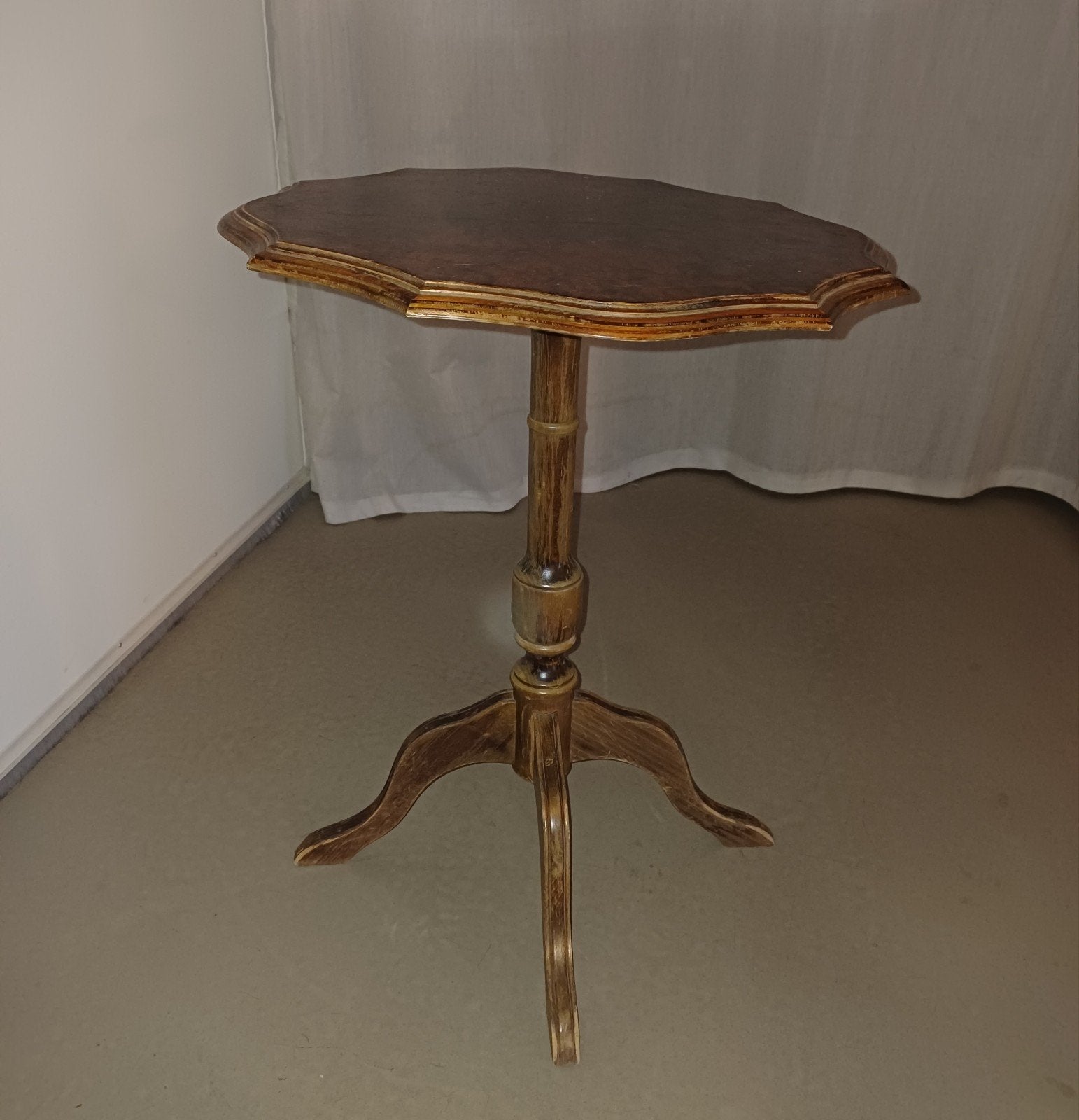 Oud houten bijzettafeltje met sierlijk onderstel, Ophalen