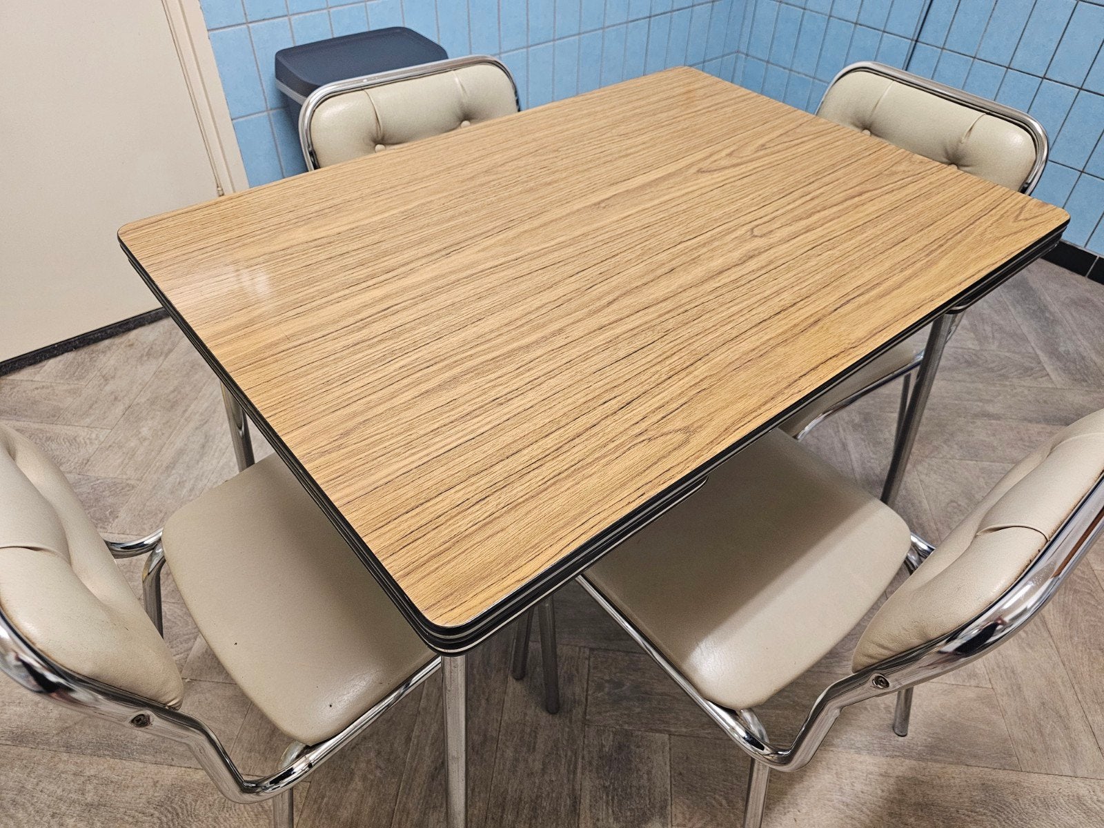 Uitschijfbare formica tafel +4 stoelen, Ophalen, Overige materialen, Gebruikt, 100 tot 150 cm