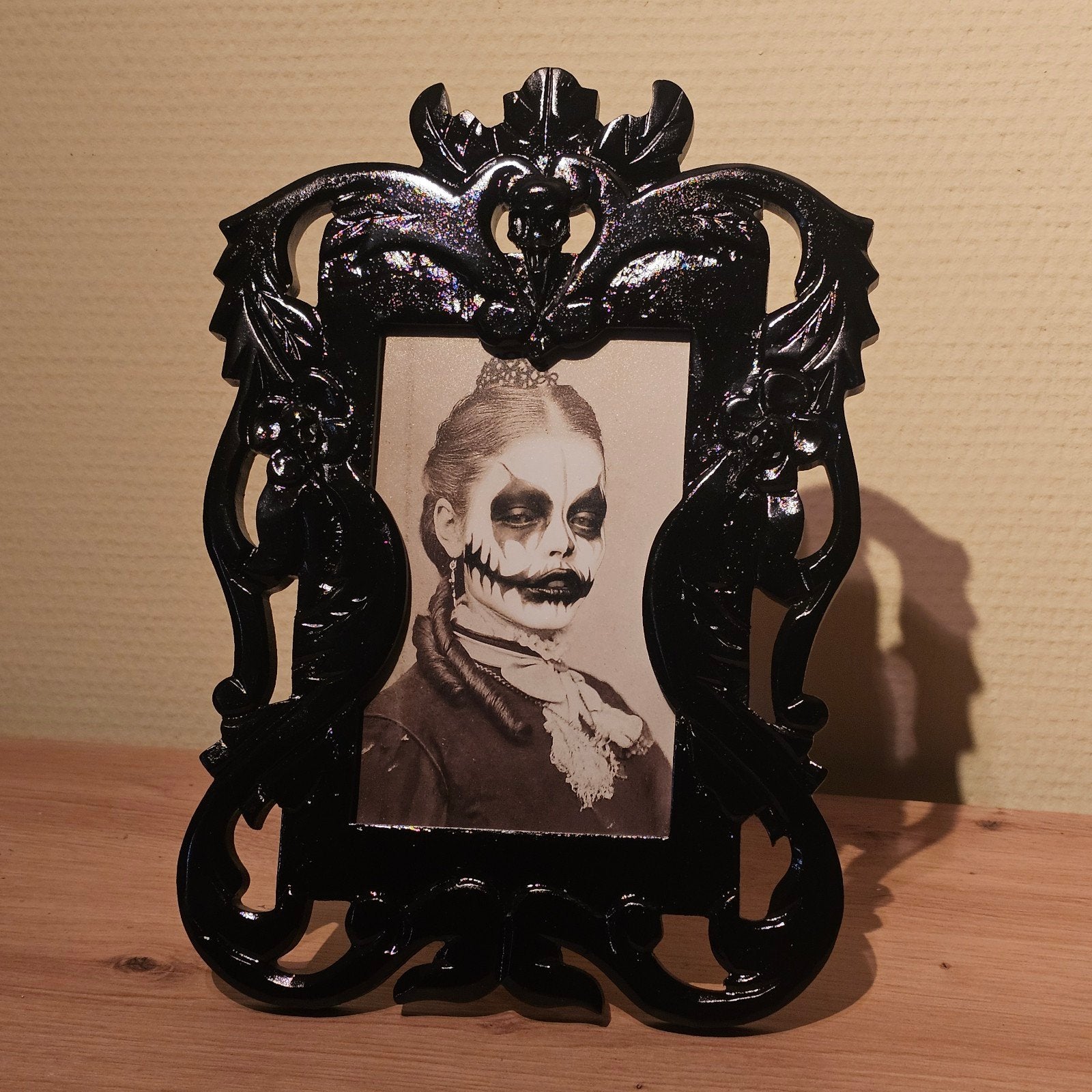 Gotische fotolijst met schedels en afbeelding, Kunststof, Ophalen of Verzenden, Zo goed als nieuw, Fotolijst