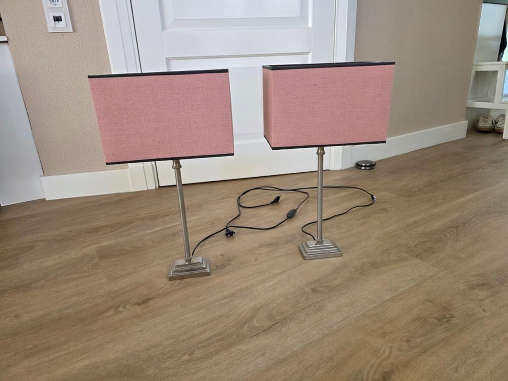 Set van 2 tafellampen met roze kappen, Huis en Inrichting, Modern, Klassiek, 50 tot 75 cm, Ophalen of Verzenden, Zo goed als nieuw