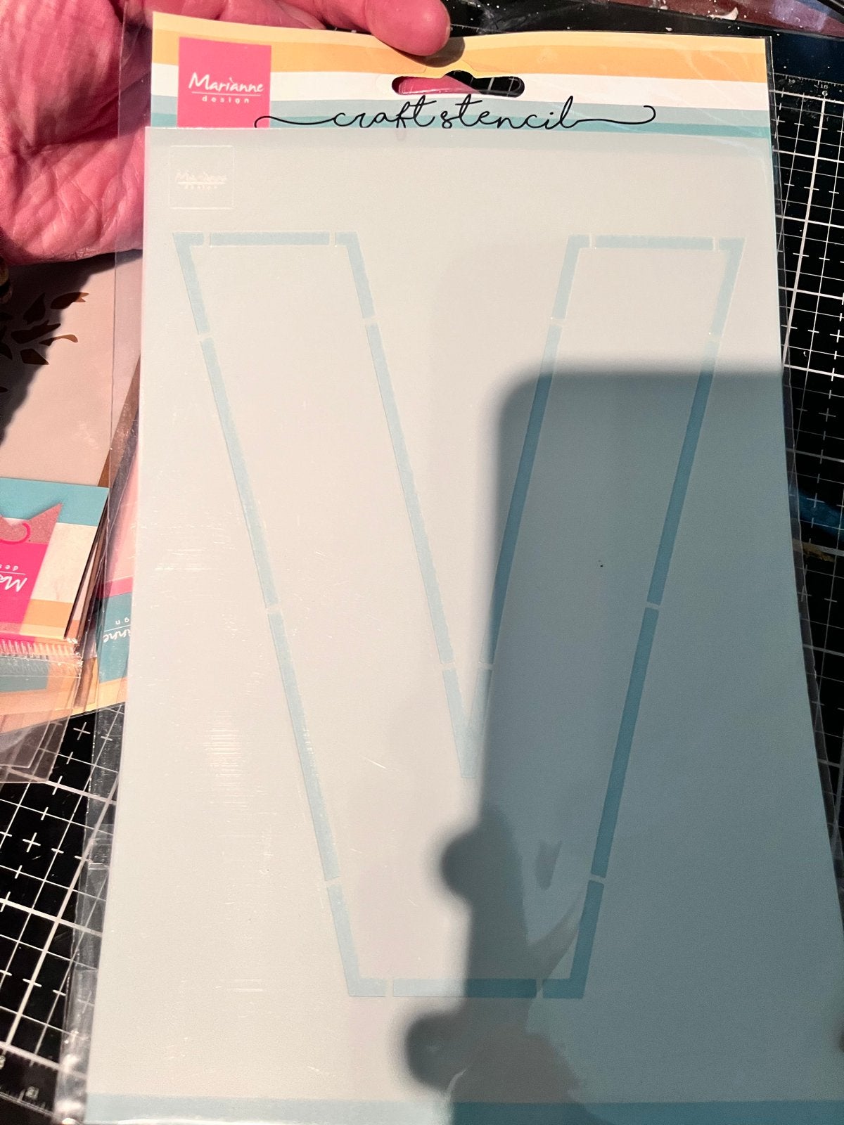 Marianne Design Craft Stencil - Letter V, Hobby en Vrije tijd, Nieuw, Ophalen of Verzenden, Kunststof, Herbruikbaar