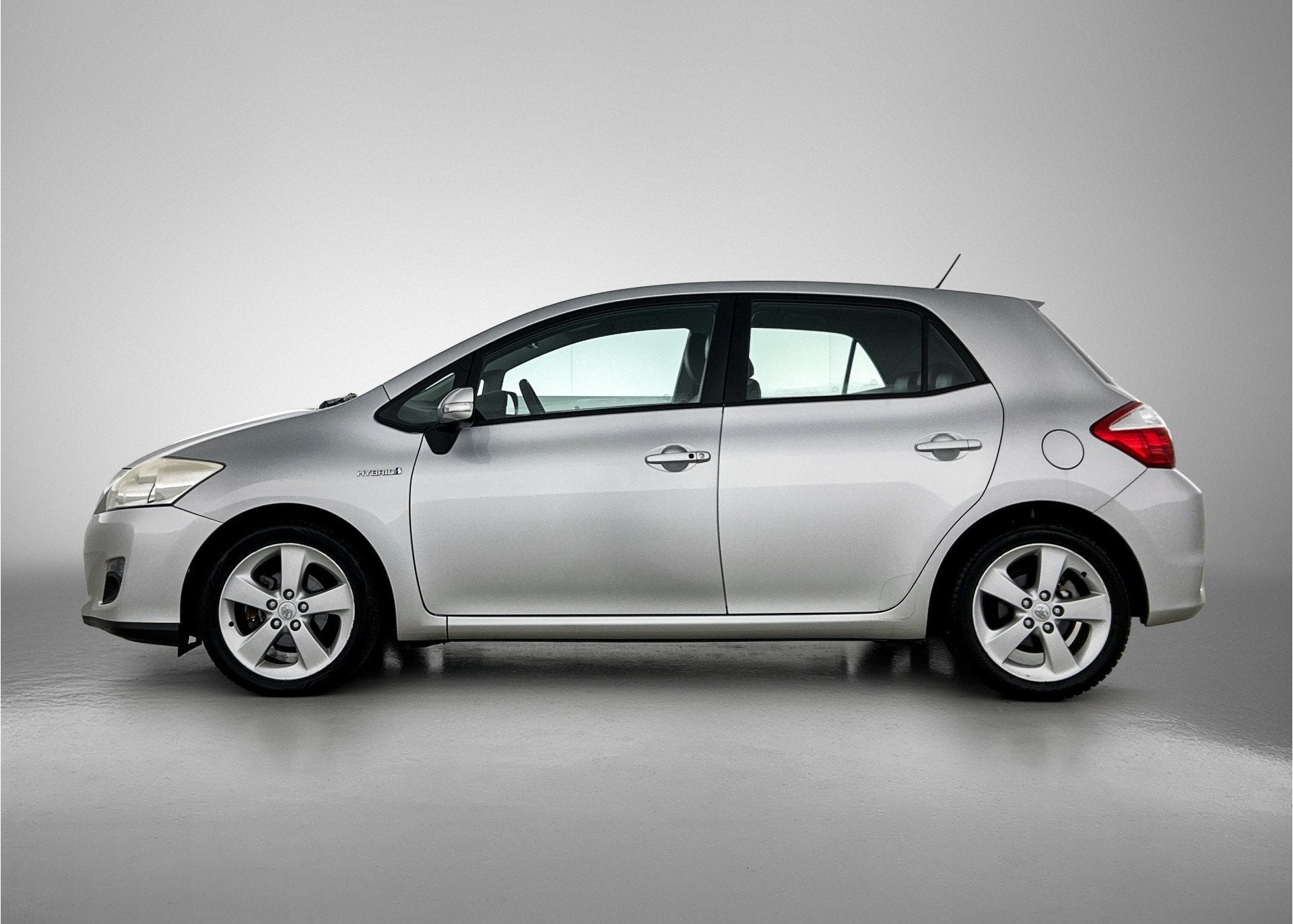 Toyota Auris 1.8 Full Hybrid Dynamic (bj 2010, automaat), Stof, Gebruikt, Zwart, 4 cilinders
