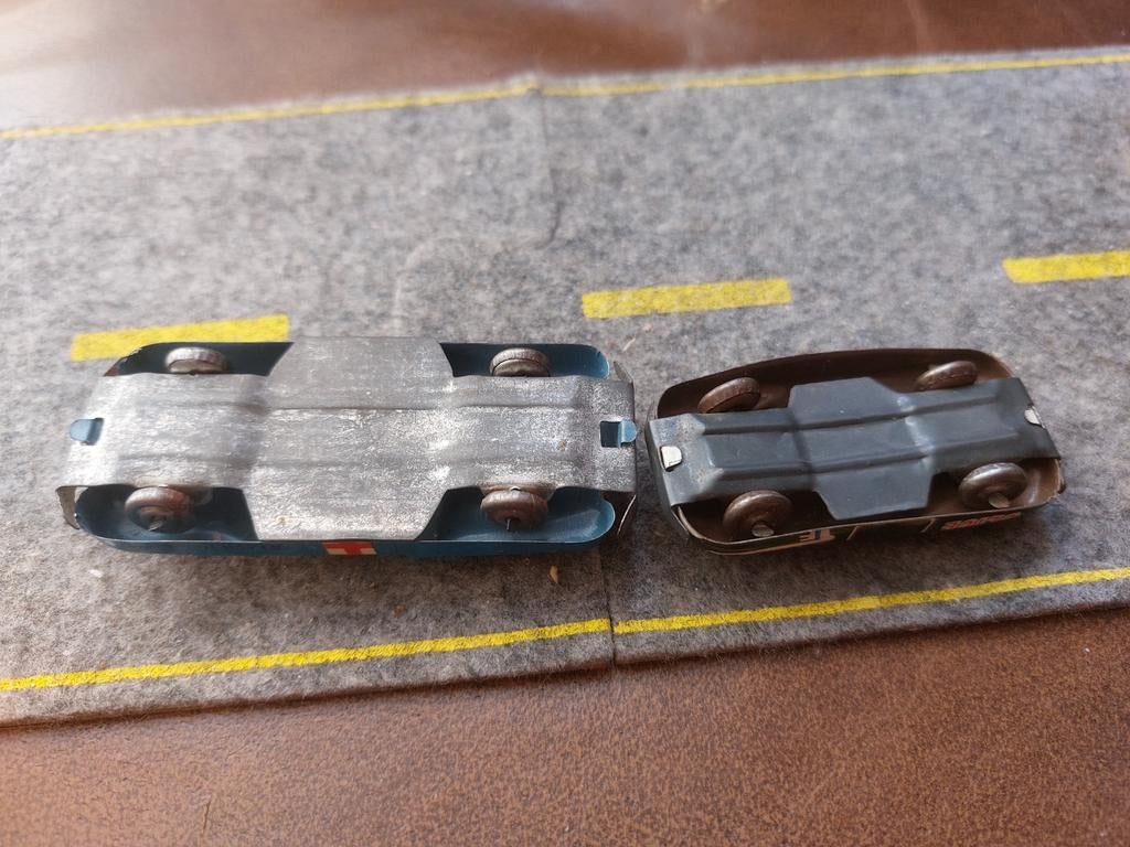 2 Japanse blikken auto's  jaren40 50, Ophalen