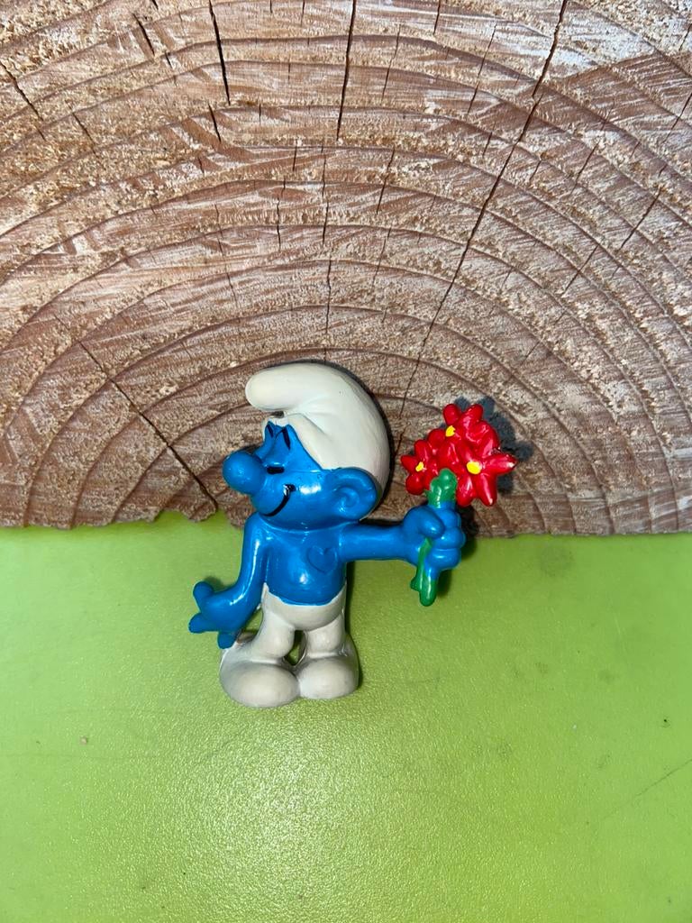 Smurfen smurf met rode bloemen, Verzamelen, Smurfen, Ophalen of Verzenden, Gebruikt, Verschillende Smurfen