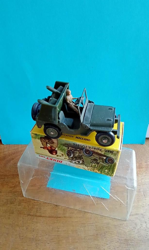 Dinky Toys Franse Jeep 828 met doos (mist 1 raket), Hobby en Vrije tijd, Verzenden, Gebruikt, Auto, Dinky Toys