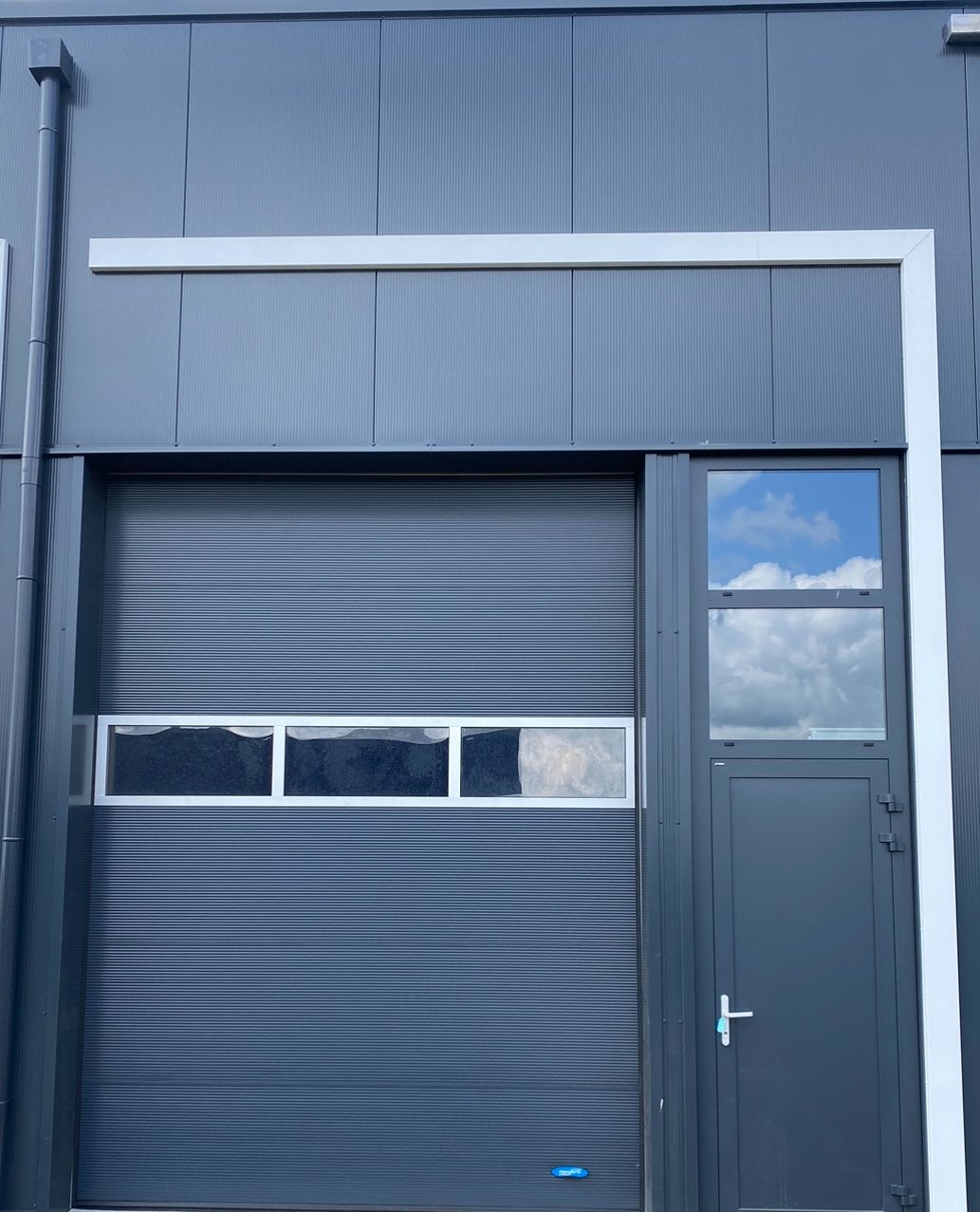Bedrijfsunit / garagebox aan Eeser Gaard 5(R) in Steenwijk, Huizen en Kamers, Overijssel