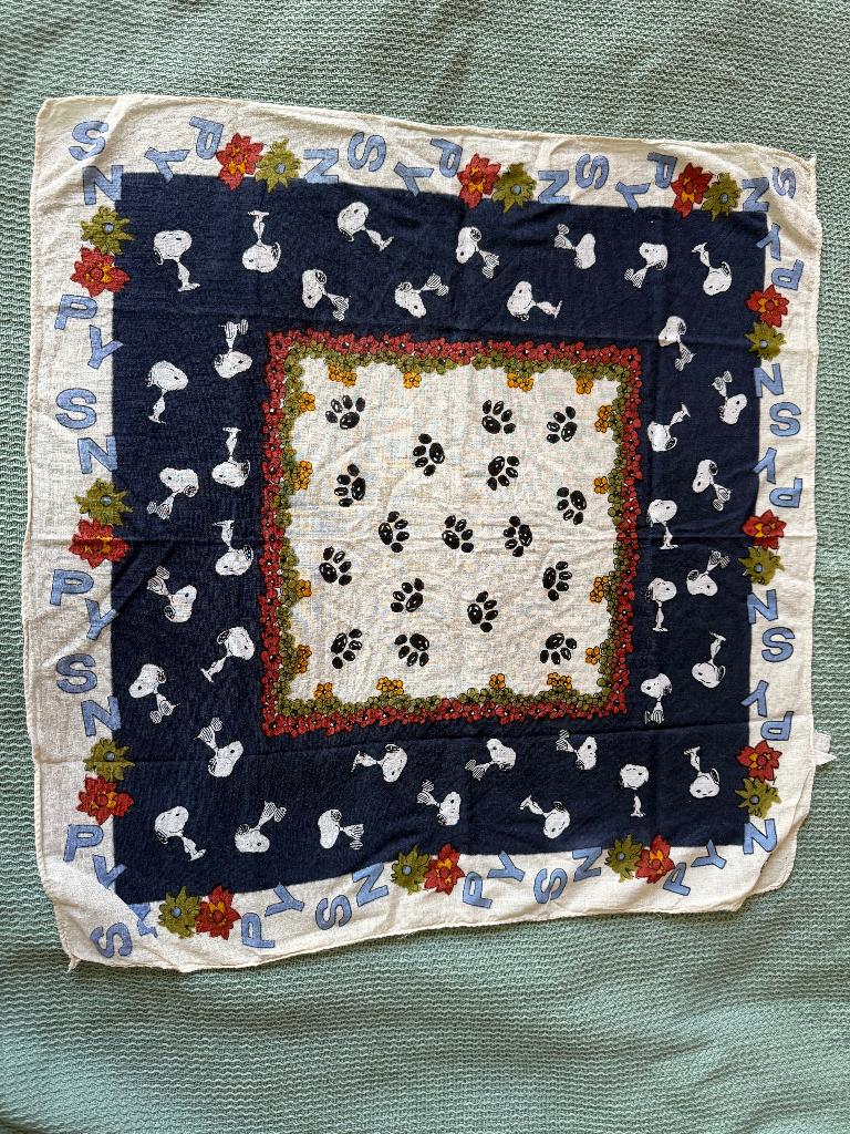Snoopy doek sjaal 50 x 50, Ophalen of Verzenden, Maat 36 (S), Sjaal, Onbekend