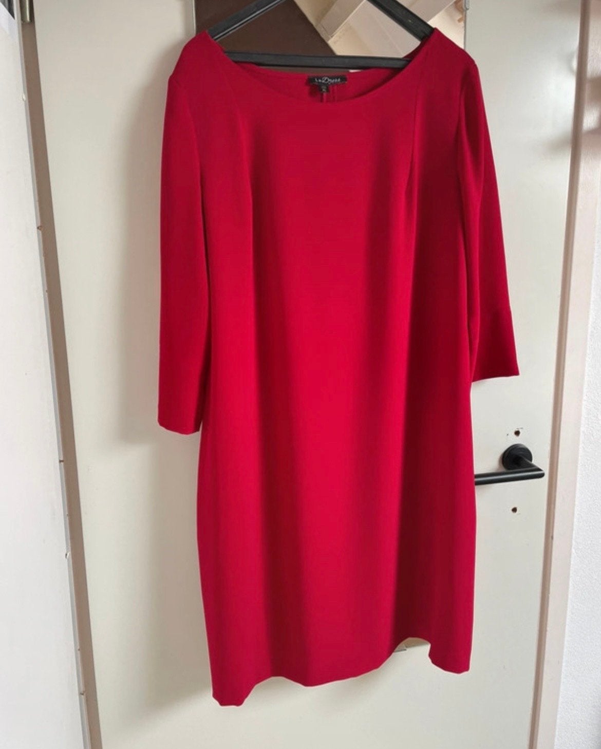 Rode jurk van La Dress by Simone, maat XL, Kleding | Dames, Jurken, Maat 46/48 (XL) of groter, Ophalen of Verzenden, Zo goed als nieuw