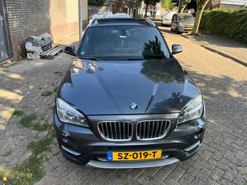BMW X1 2.0 D Sdrive 18D AUT 2013 Grijs - Motor schade, Auto's, BMW, Achterwielaandrijving, Diesel, 168 €/maand, SUV of Terreinwagen