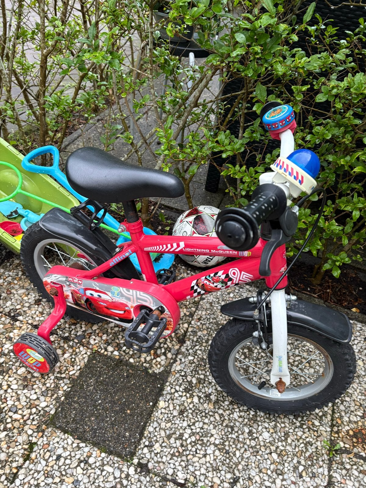 Kinderfiets 12 inch Cars Lightning McQueen met zijwieltjes, Ophalen, Zijwieltjes, Gebruikt, Velgrem