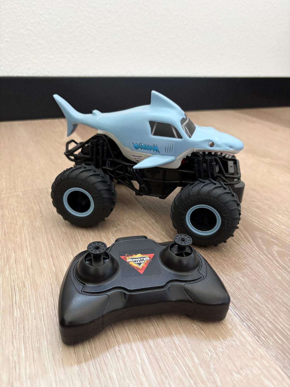 Monster Jam Megalodon RC Truck met afstandsbediening, Elektro, Auto offroad, Ophalen of Verzenden, Zo goed als nieuw
