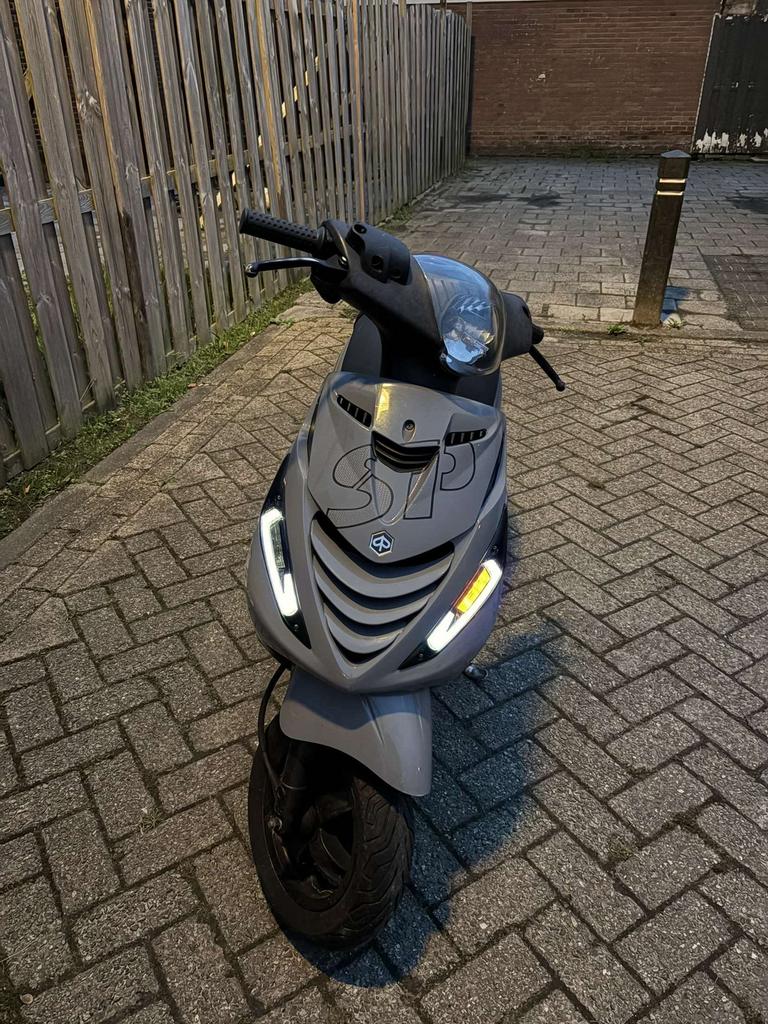 Piaggio zip 2-Takt, Fietsen en Brommers, Scooters | Piaggio, Ophalen of Verzenden, Zo goed als nieuw, Tweetakt, Zip