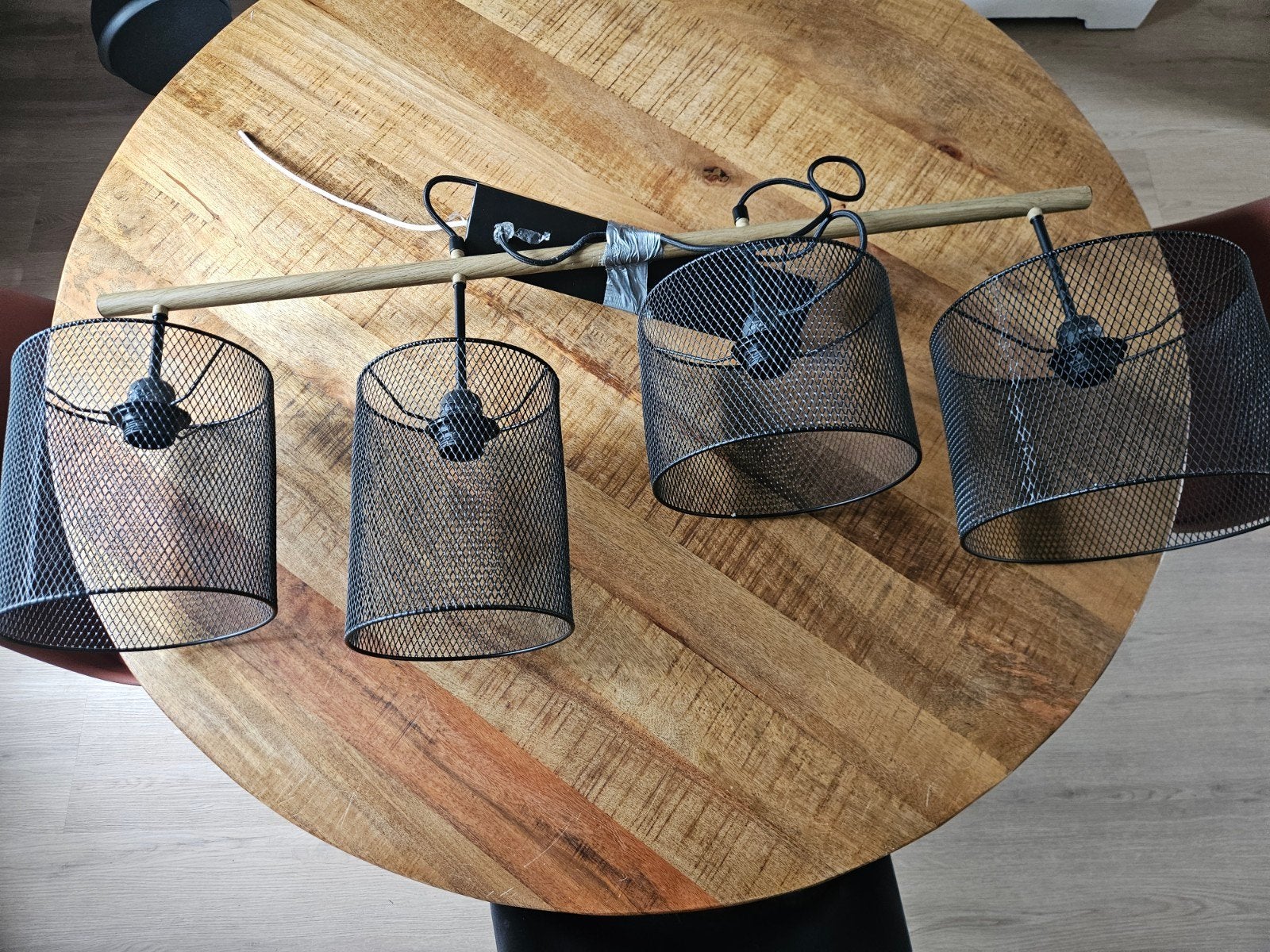 Hanglamp met 4 zwarte metalen kappen en houten balk, Ophalen, Industrieel, Modern, E27 (groot), Zo goed als nieuw