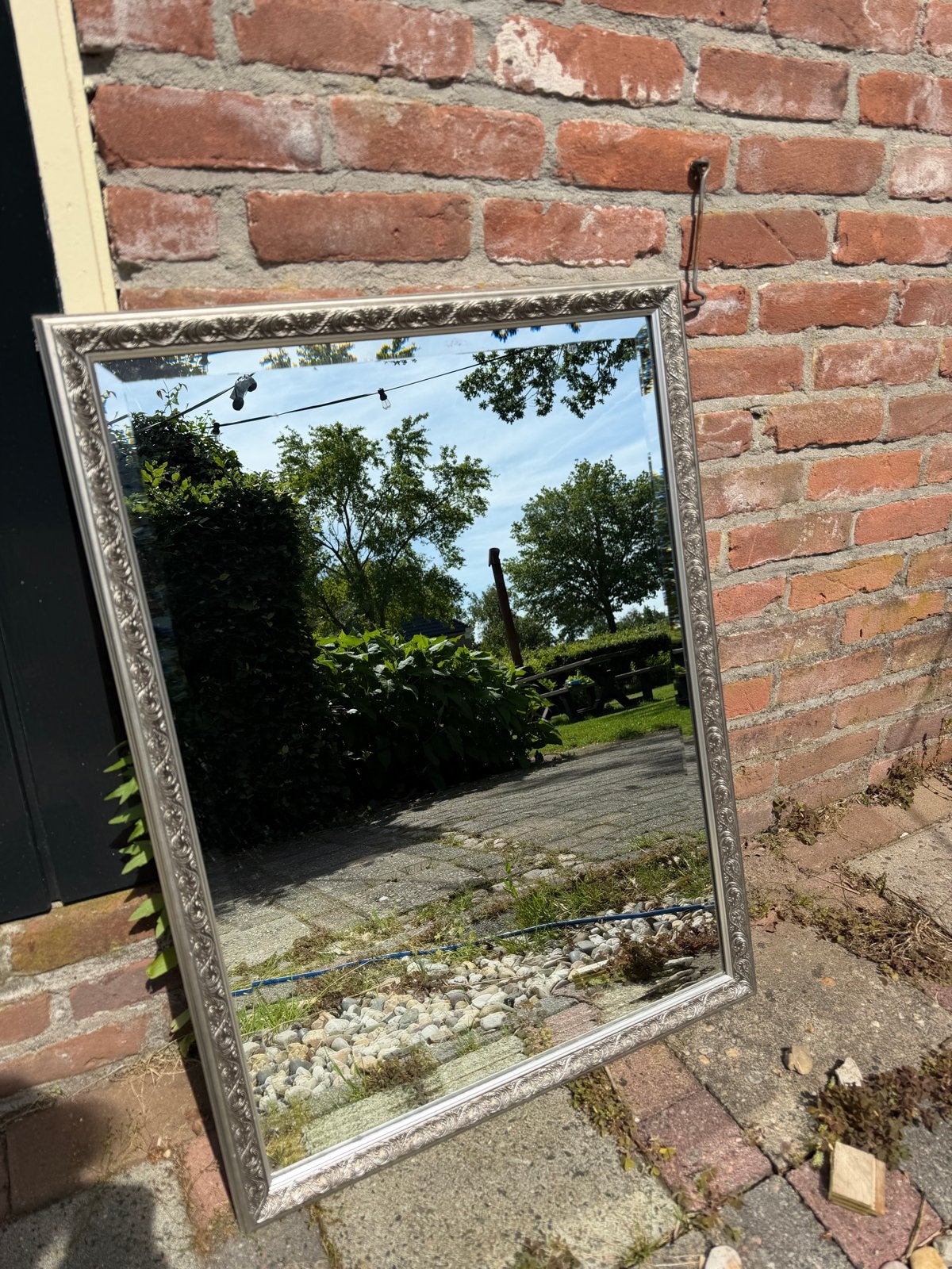 Grote spiegel met sierlijke zilverkleurige lijst, Antiek en Kunst, Antiek | Spiegels, Ophalen, Rechthoekig, 50 tot 100 cm, 100 tot 150 cm