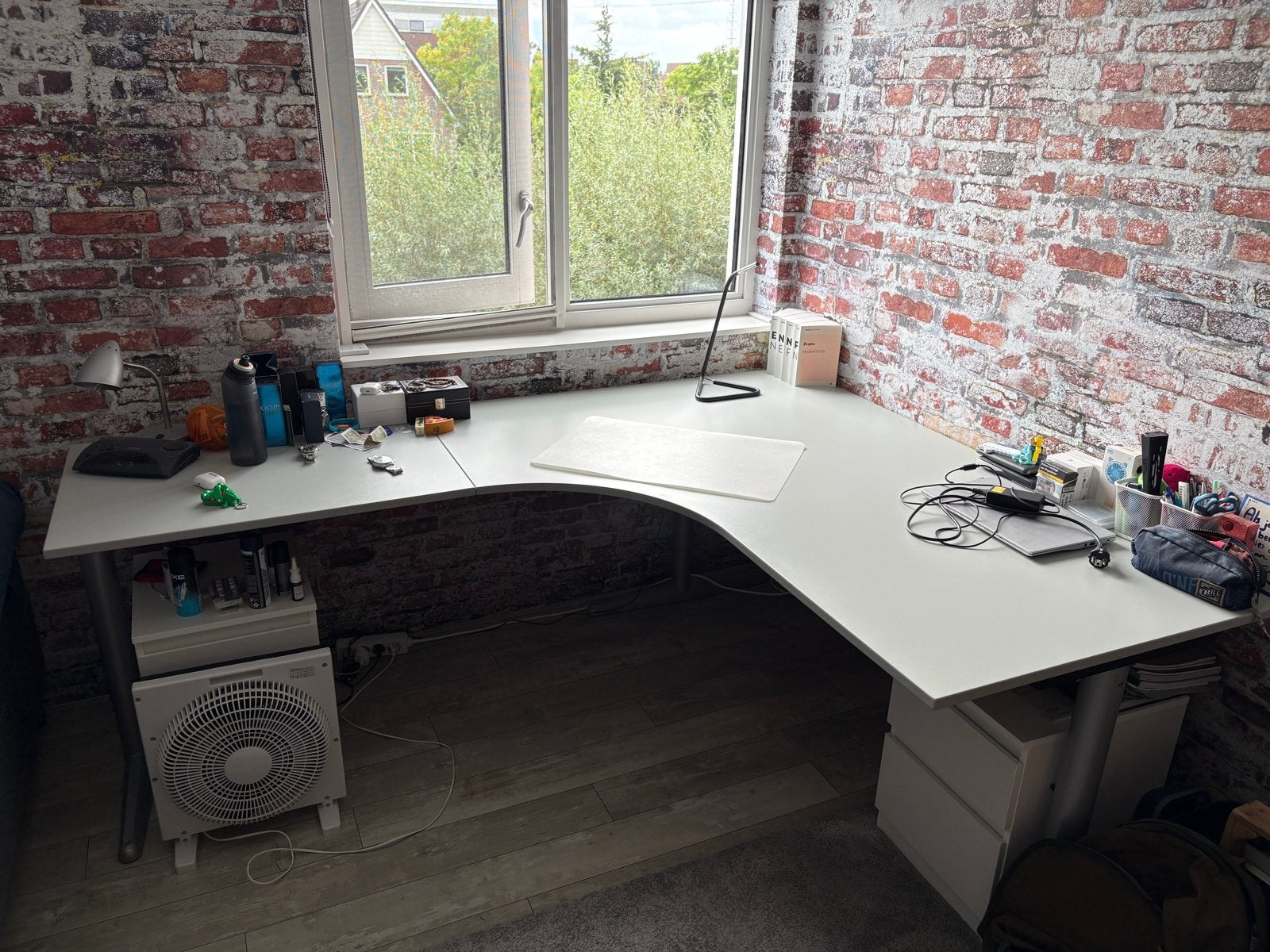 Hoekbureau lichtgrijs, in hoogte verstelbaar - 200x160 cm, Huis en Inrichting, Bureaus, Gebruikt, Hoekbureau, In hoogte verstelbaar