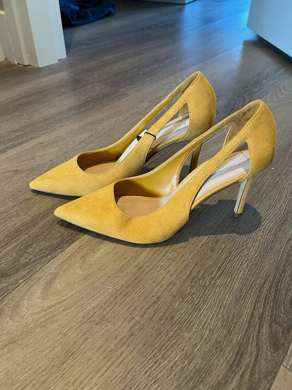 Nieuwe Mango pumps - Geel - Maat 37, Ophalen of Verzenden, Nieuw, Geel, Pumps