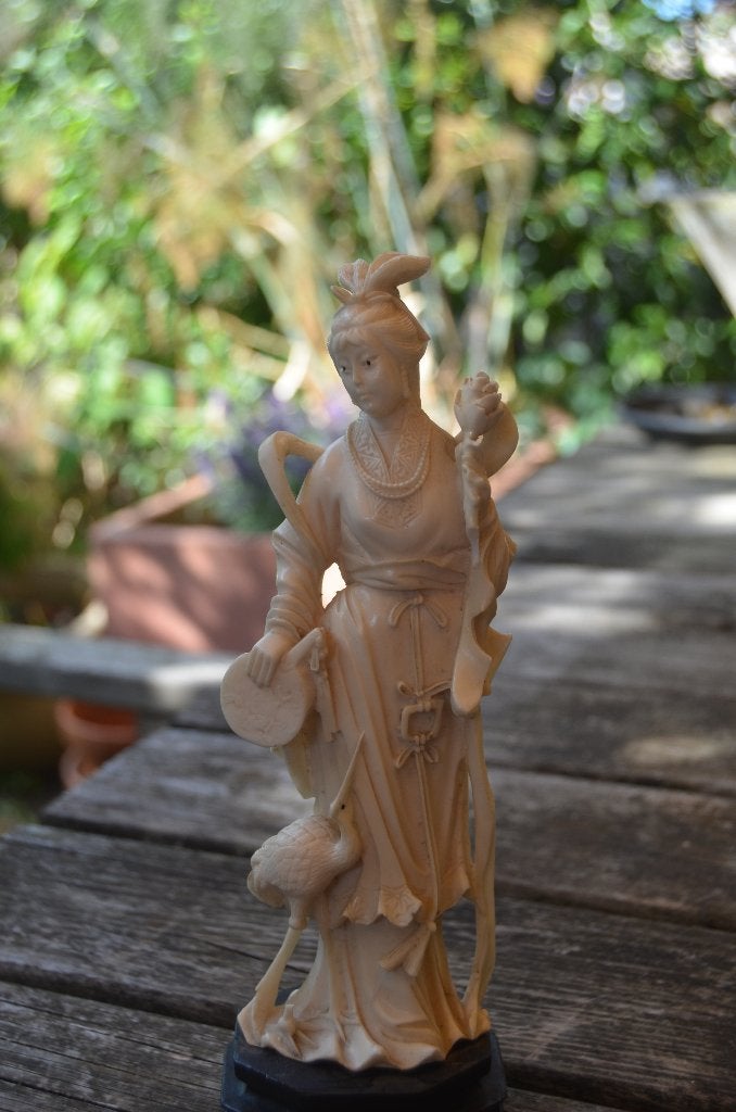 Ivorine figuur van een Chinese / Japanse dame. Met reiger., Wit, Ophalen of Verzenden, China, 21 cm