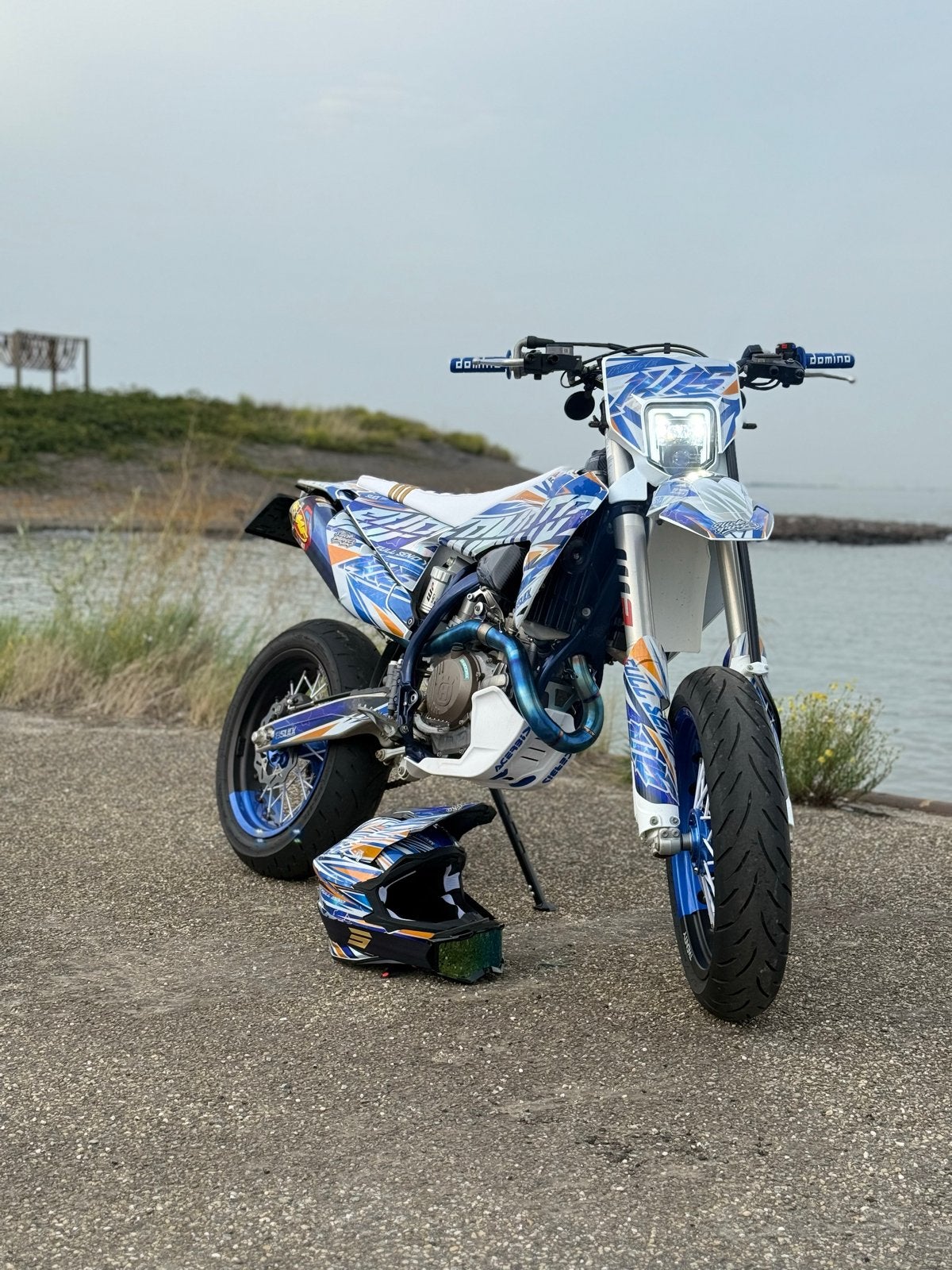 Husqvarna FE 501 Supermoto 2023, als nieuw en BOMvol, Motoren, Occasion, Motorrijbewijs A, Particulier, Handgeschakeld