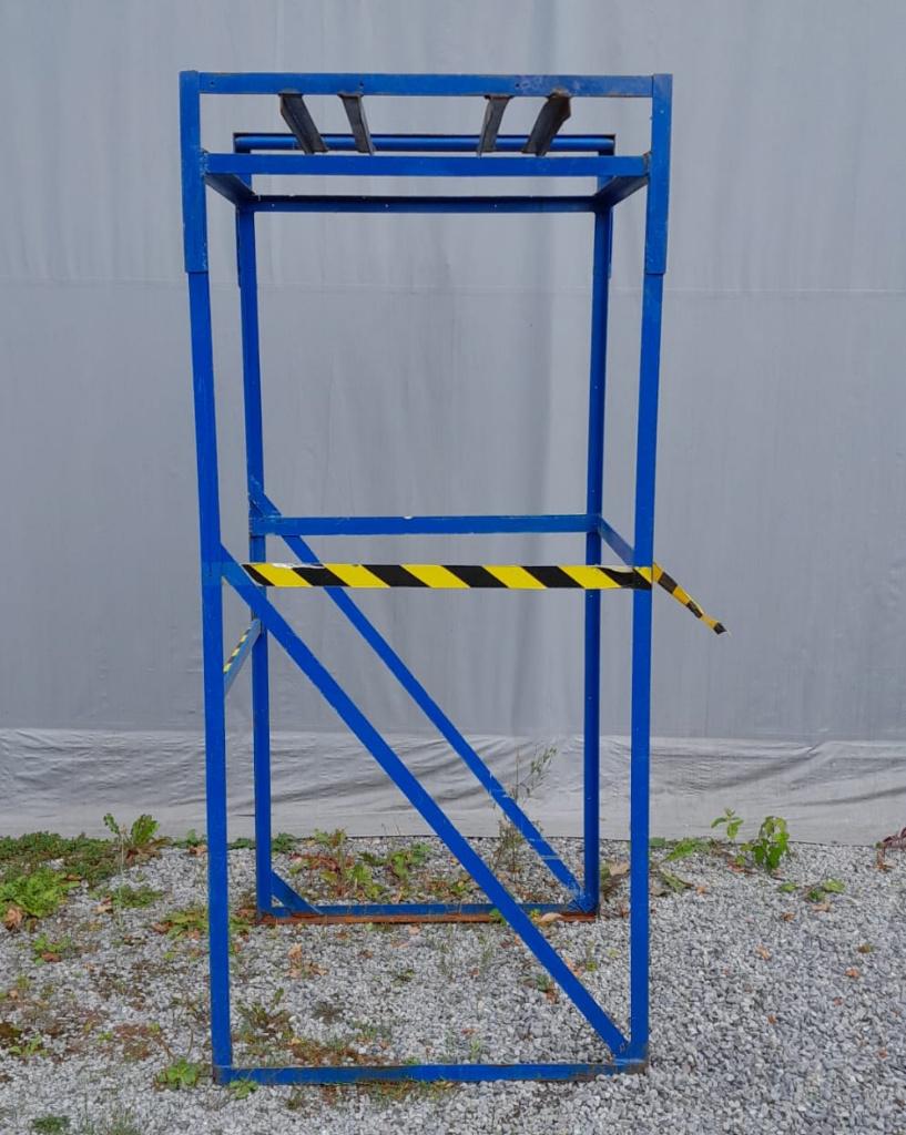 oude veiligheidskooi / werkplatform, ijzeren frame, Ophalen, Gebruikt