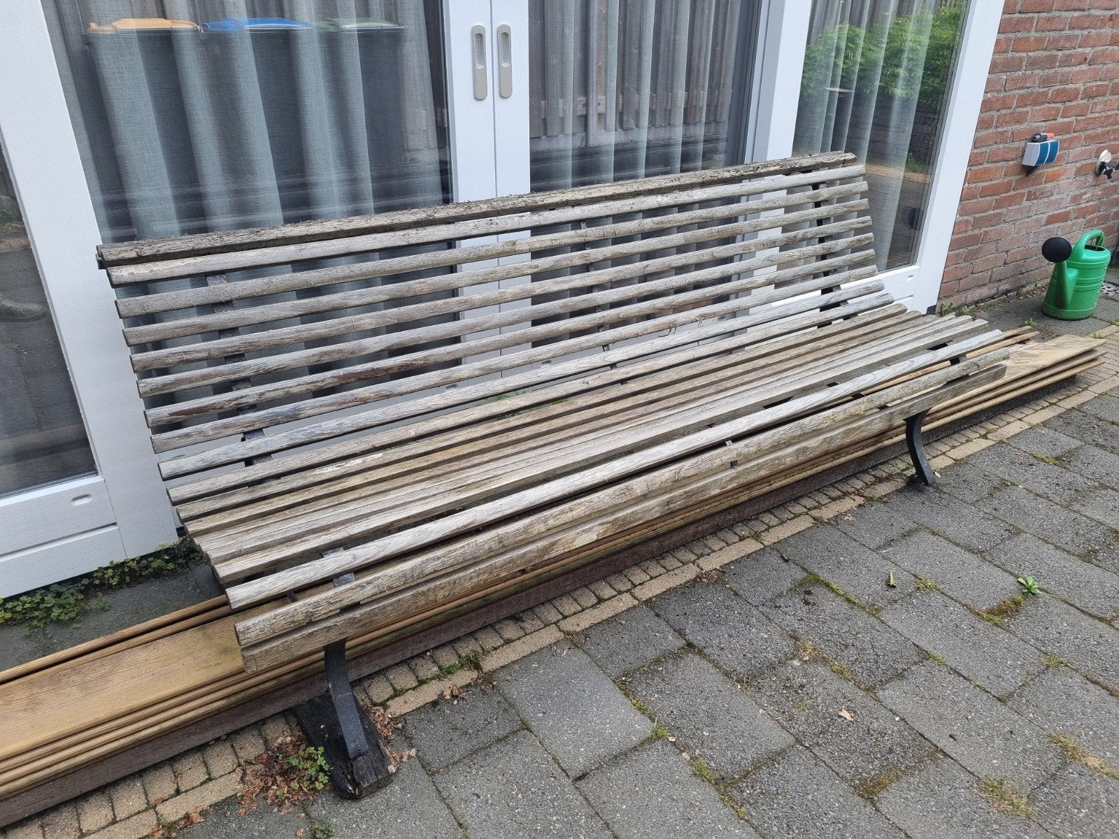 Robuuste houten tuinbank met metalen onderstel, Ophalen, Gebruikt, Hout