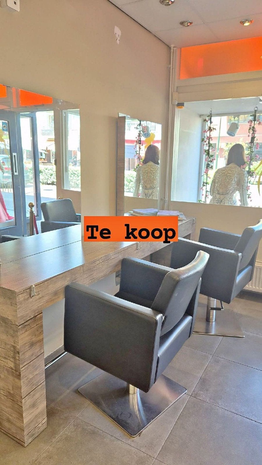 Kapperstoel zwart spiegel, Diensten en Vakmensen, Kappers en Thuiskappers
