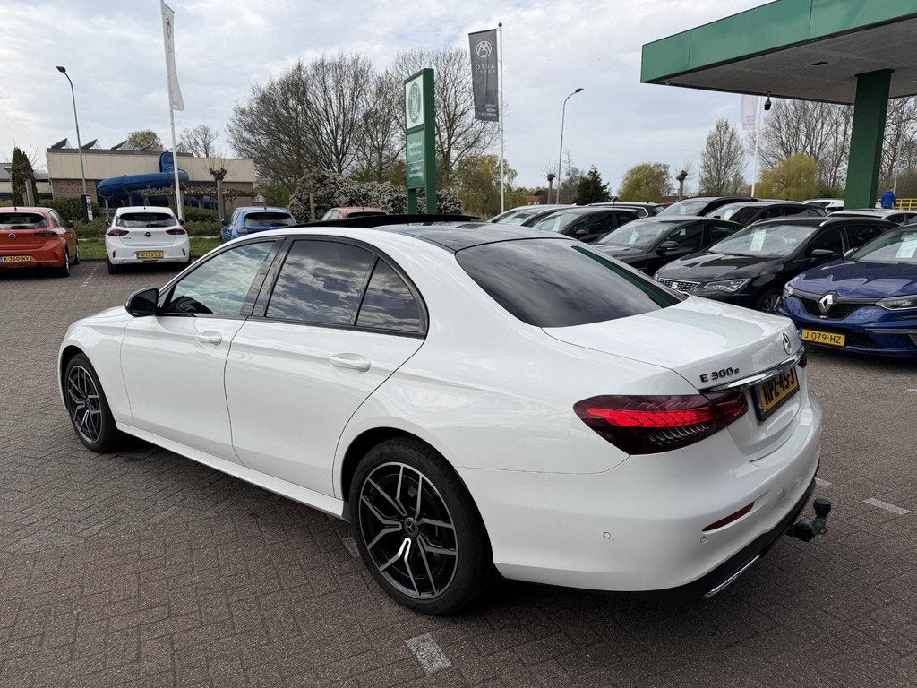 Mercedes-Benz E 300e 4MATIC AMG Line AUTOMAAT| SPORT INTERIE, Auto's, Mercedes-Benz, Automaat, Gebruikt, 4 cilinders, Leder en Stof