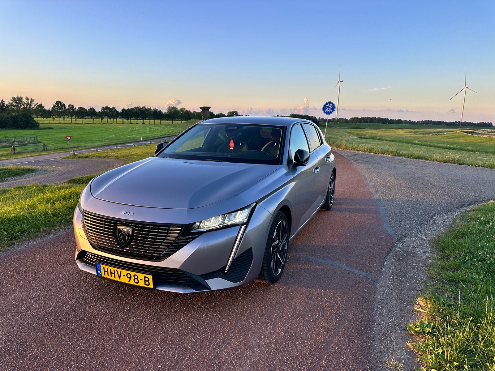 Peugeot 308 Allure 1.2 Puretech 130pk 2022 Grijs, Auto's, Voorwielaandrijving, 1199 cc, Handgeschakeld, 3 cilinders