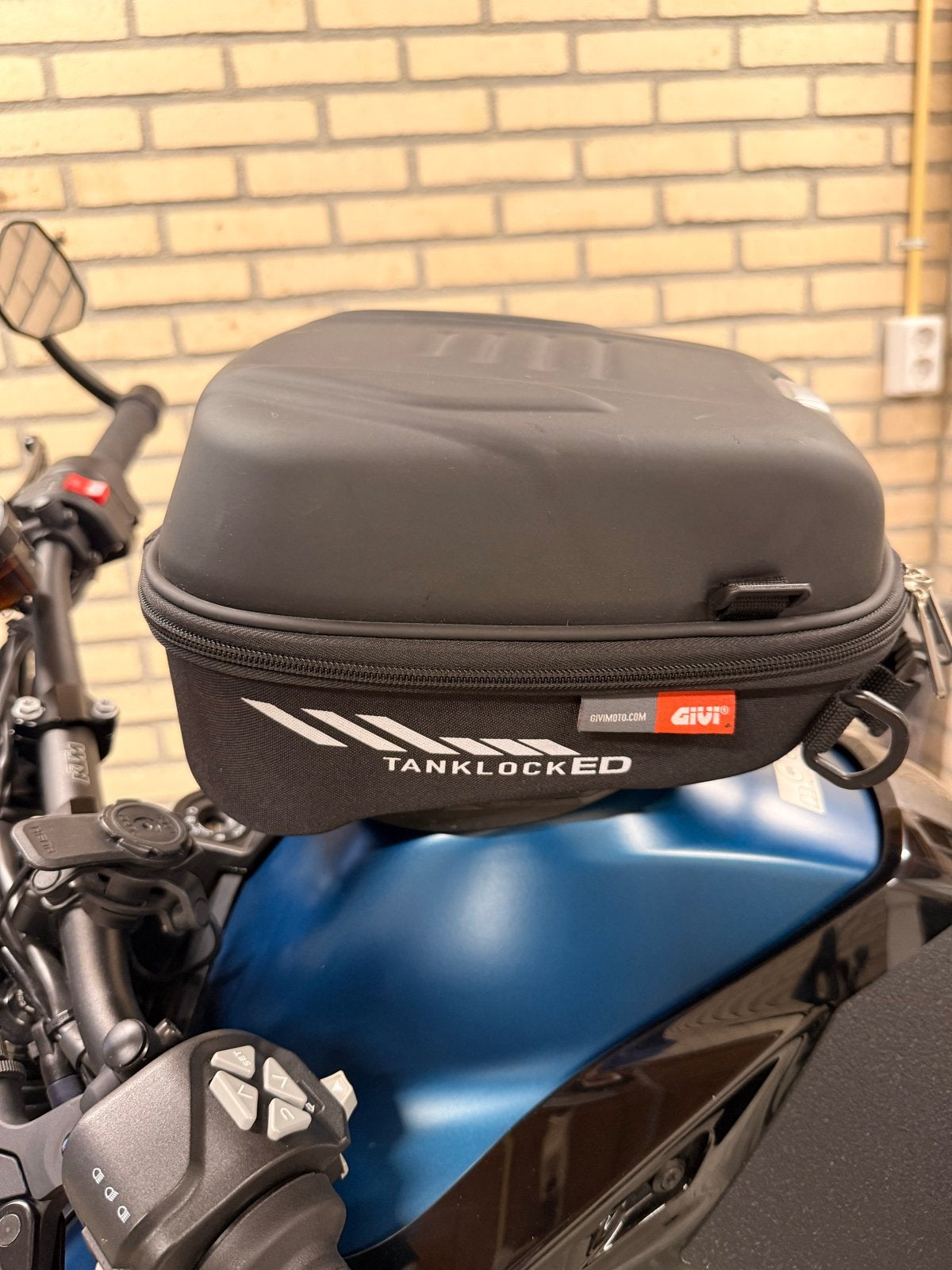 Givi Tanklocked Tanktas voor KTM 790 en 890 Duke, Motoren, Ophalen, Zo goed als nieuw