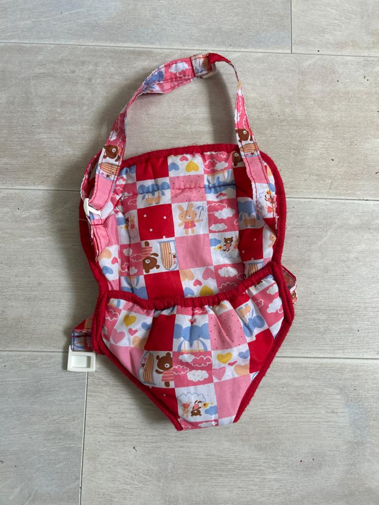 Poppendraagzak met vrolijke print, Kinderen en Baby's, Speelgoed | Poppen, Ophalen, Gebruikt, Overige typen