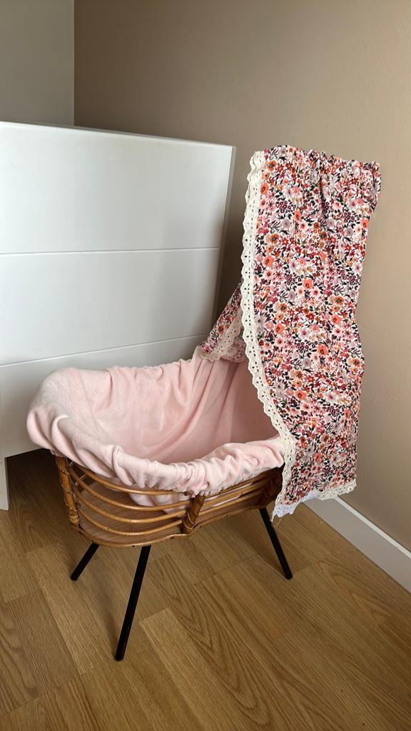 Rotan, vintage poppenwiegje met modern stofje, Ophalen, Gebruikt