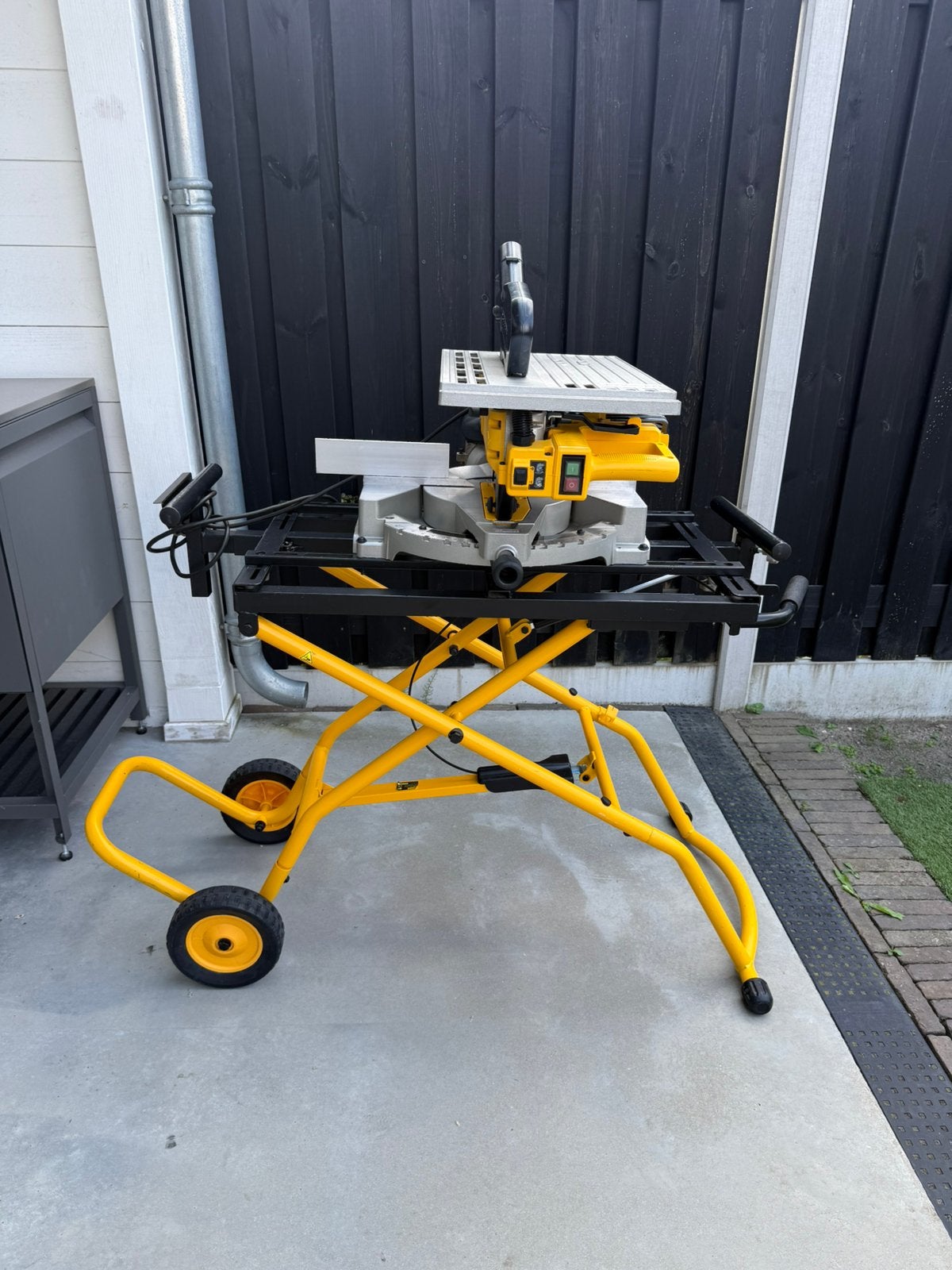 DeWalt afkort en verstekzaag met verijdbare onderstel, Ophalen, 70 mm of meer, Zo goed als nieuw, Afkortzaag