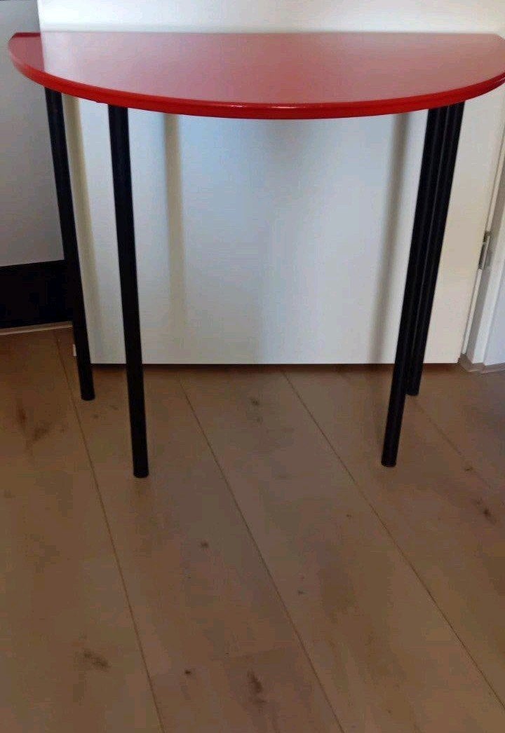 Handig half rond rood bureautje /zwarte poten h 72cm, Ophalen of Verzenden, Gebruikt